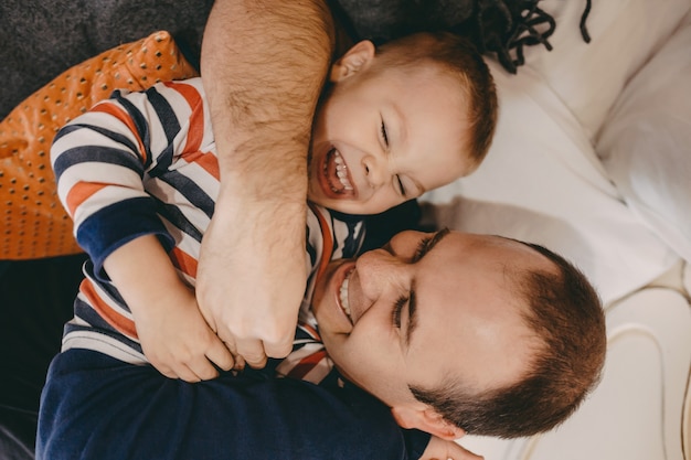 garçon sourit et a de la joie avec son père