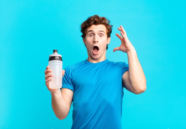 Garçon de sport criant avec les mains en l'air, se sentant furieux, frustré, stressé et bouleversé. concept de boisson énergisante