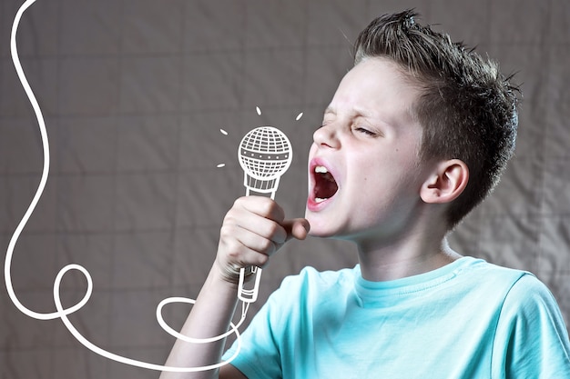 Un garçon en t-shirt bleu chante très fort dans un micro peint