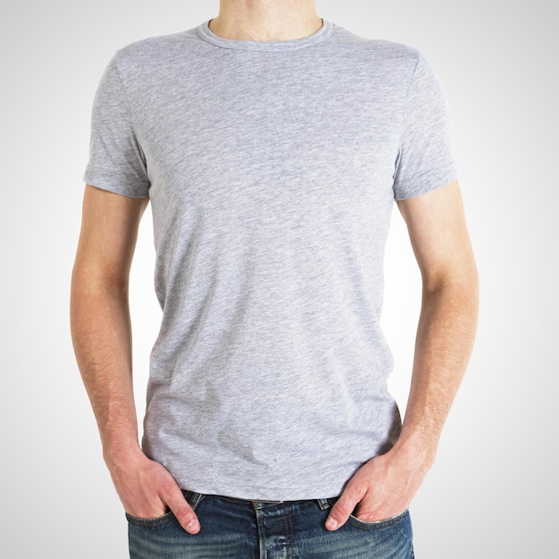 Un garçon en t-shirt gris