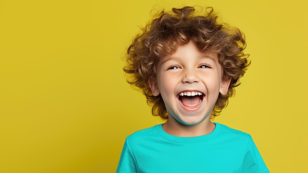 Un garçon en T-shirt qui rit sur un fond jaune