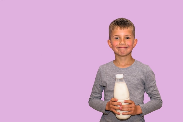 garçon tenant une bouteille de lait