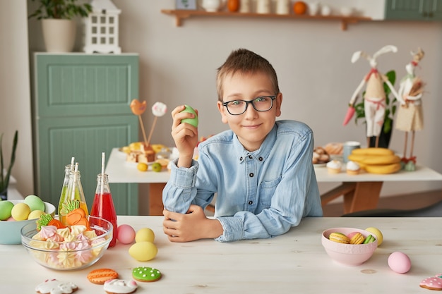 Garçon, tenue, oeuf pâques, à, les, cuisine