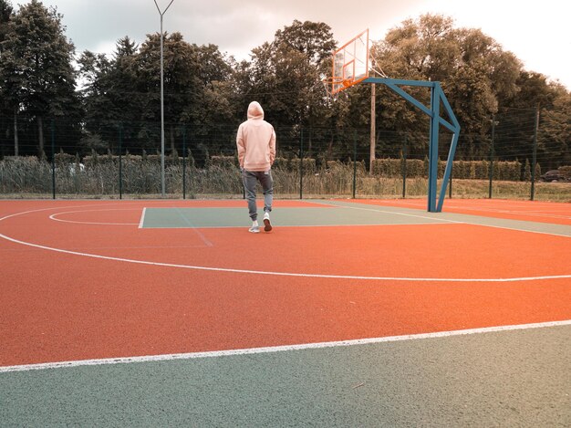 Un garçon sur un terrain de basket.