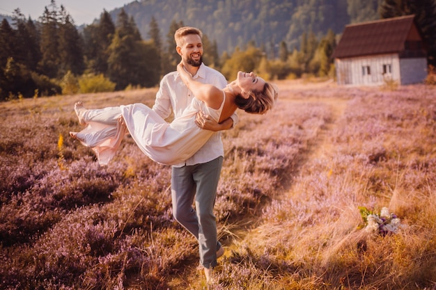 Le garçon tient sur ses mains sa fille