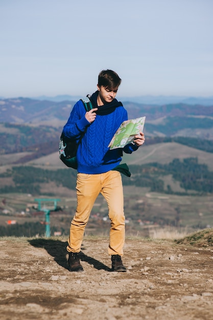 Garçon touristique en montagne avec carte