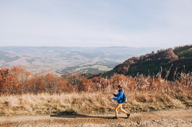 Garçon touristique en montagne avec carte