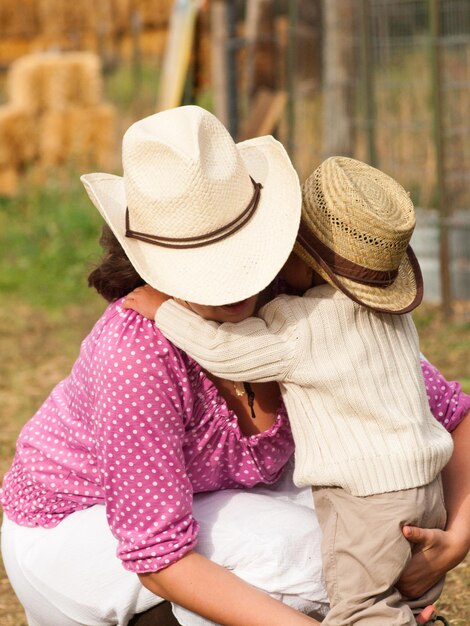 Garçon tout-petit avec sa mère à la ferme.