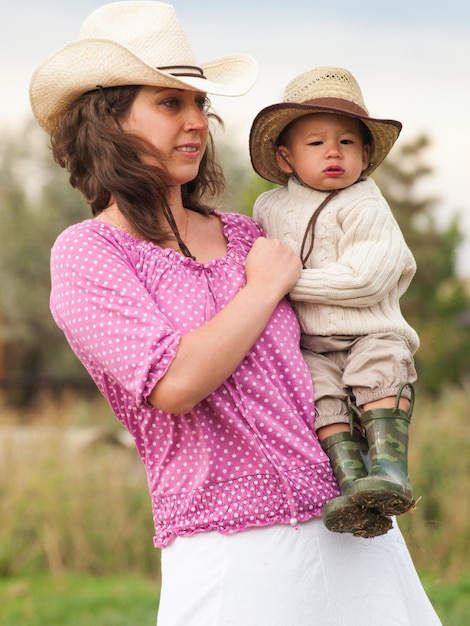 Garçon tout-petit avec sa mère à la ferme.