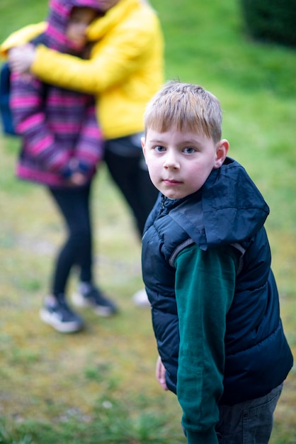 Le garçon va dans une famille d'accueil