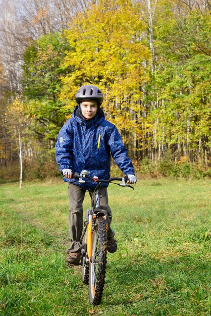 Garçon à vélo dans un parc