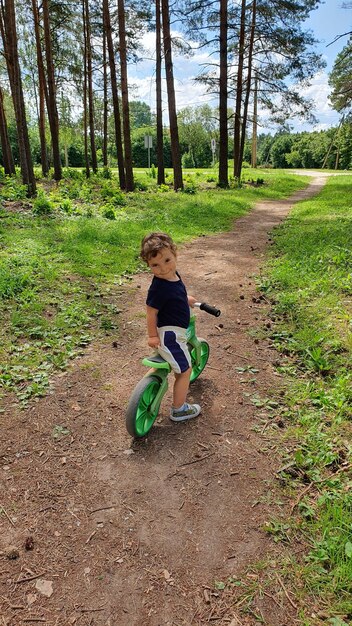 Photo un garçon à vélo dans la rue.