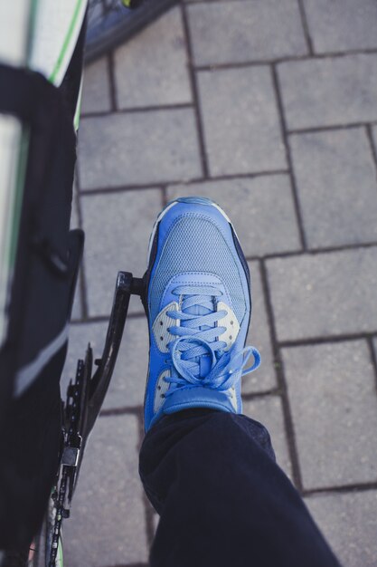 Garçon à vélo dans la ville