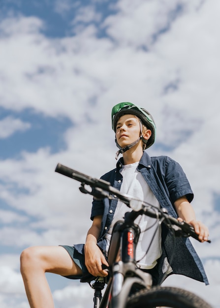 Garçon sur un vélo, passe-temps d'été