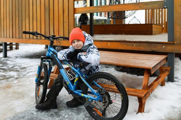 Un garçon à vélo pendant les vacances d'hiver