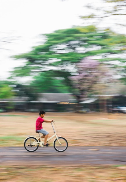 Photo un garçon à vélo sur la route