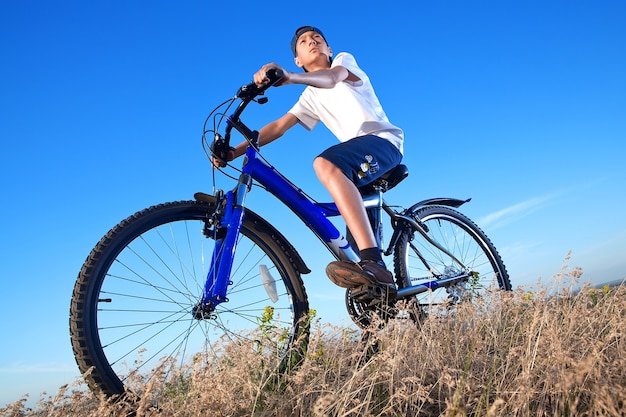 Le garçon avec un vélo