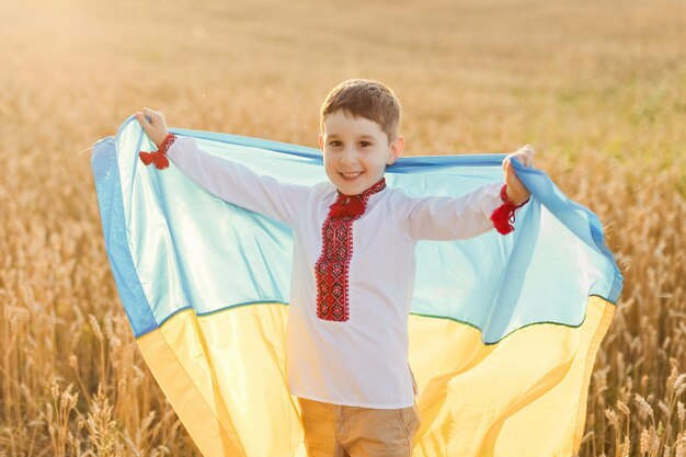 Garçon en vyshyvanka avec le drapeau de l'Ukraine