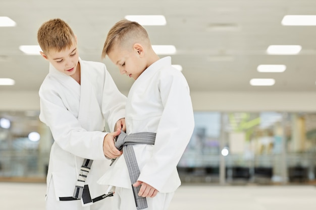 Les garçons apprennent à attacher la ceinture