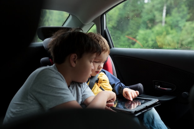 Garçons dans la voiture en utilisant un pavé tactile