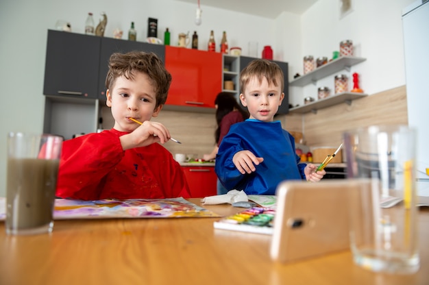 Les garçons dessinent des cours de peinture en ligne à distance