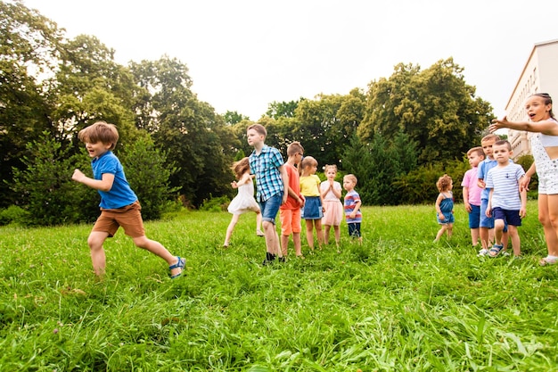 Garçons et filles d'âges différents s'affrontent en agilité dans le parc