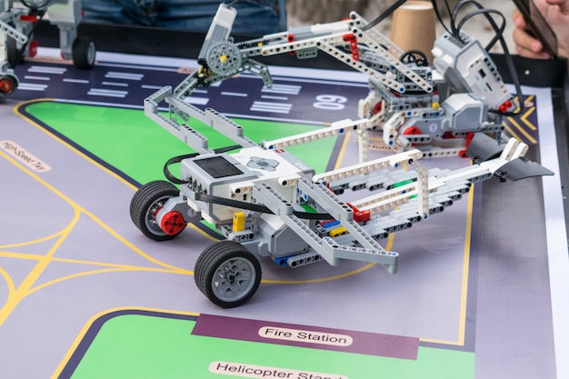 Garçons et filles construisent et programment le code Robot Lego