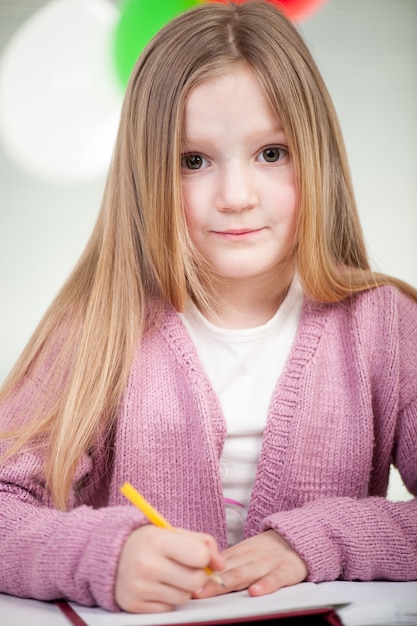 Garçons et filles profitant d'une fête d'anniversaire