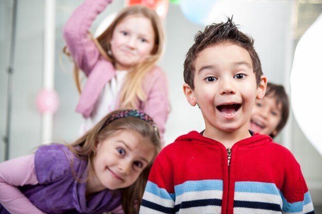 Garçons et filles profitant d'une fête d'anniversaire