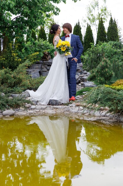 Garçons d'honneur et demoiselles d'honneur avec les nouveaux mariés lors de la cérémonie de mariage