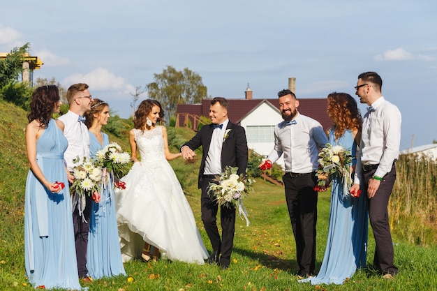 Garçons d'honneur et demoiselles d'honneur avec les nouveaux mariés lors de la cérémonie de mariage