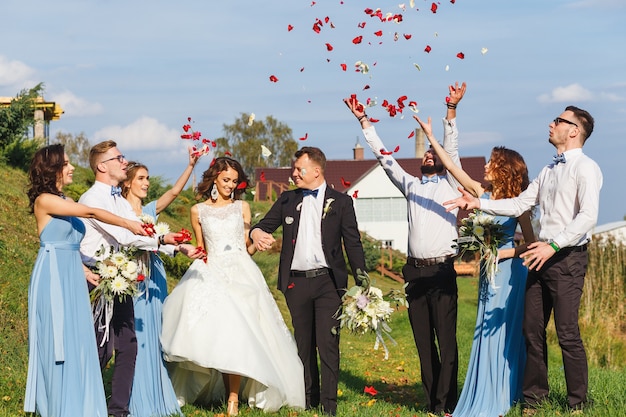 Garçons d'honneur et demoiselles d'honneur avec les nouveaux mariés lors de la cérémonie de mariage