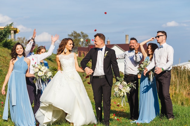 Garçons d'honneur et demoiselles d'honneur avec les nouveaux mariés lors de la cérémonie de mariage