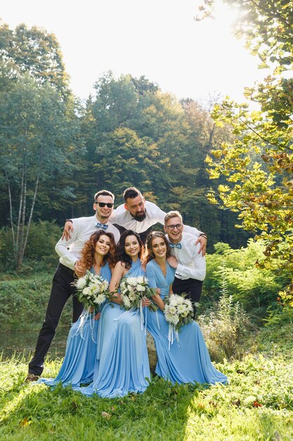 Garçons d'honneur et demoiselles d'honneur s'amusant lors de la cérémonie de mariage