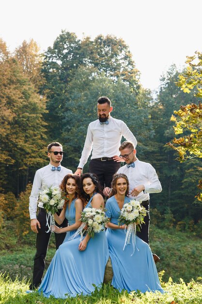 Garçons d'honneur et demoiselles d'honneur s'amusant lors de la cérémonie de mariage