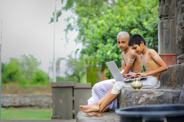 Garçons indiens apprenant sur ordinateur portable