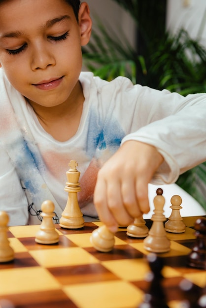 Garçons jouant aux échecs