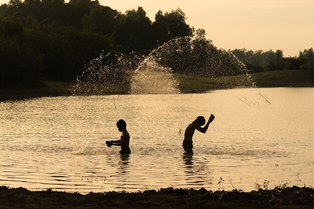 Photo garçons jouant de l'eau