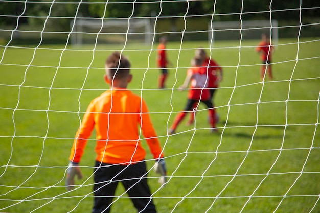 Des garçons jouant sur le terrain.