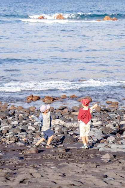 Photo des garçons sur une photo du rivage rocheux