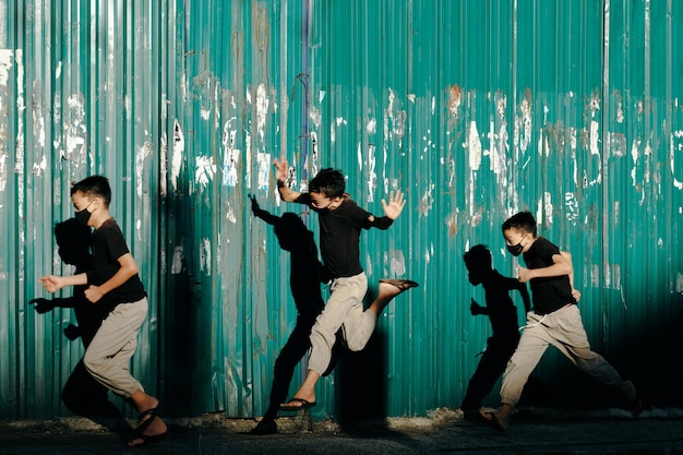 Photo des garçons qui courent contre un mur en carton ondulé