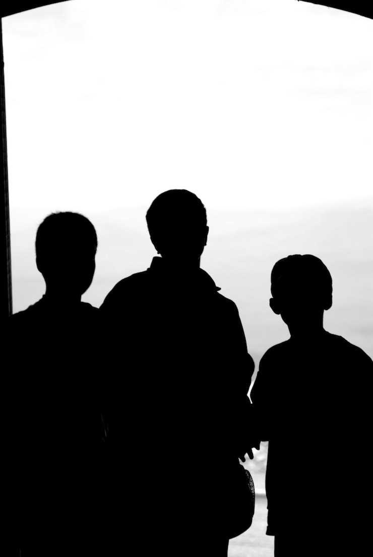 Photo des garçons en silhouette contre le ciel