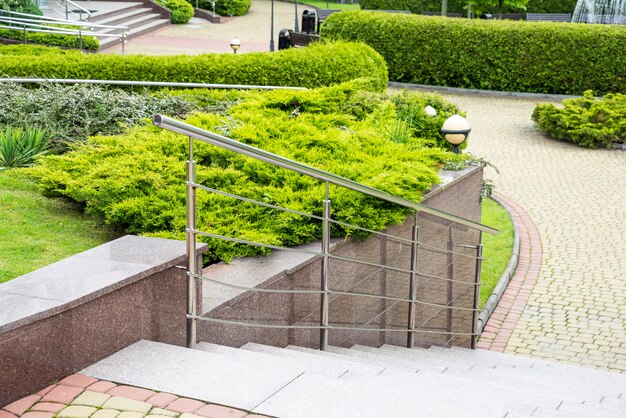 Garde-corps chromé avec terne dans un parc à plusieurs niveaux en aménagement paysager