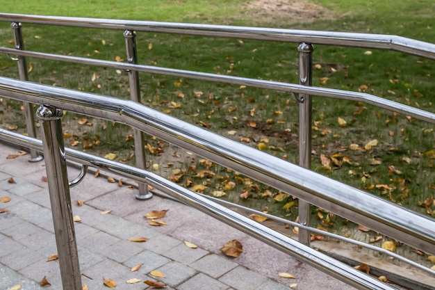 Garde-corps chromés brillants dans le parc