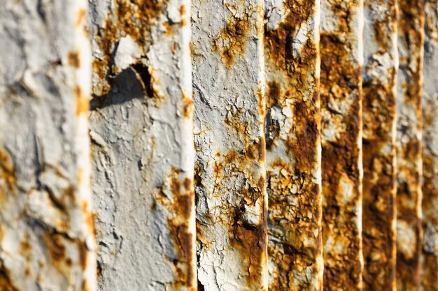 Garde-corps de pont en métal avec fissures profondes de rouille de corrosion et texture écaillée de peinture