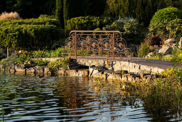 Garde-corps sculpté en métal forgé dans le parc près d'un réservoir artificiel dans l'aménagement paysager du territoire