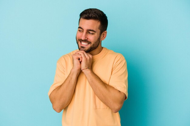 Garde les mains sous le menton regarde joyeusement de côté