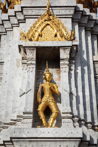 Garde d'or sur la tour Wat Phi Thaïlande