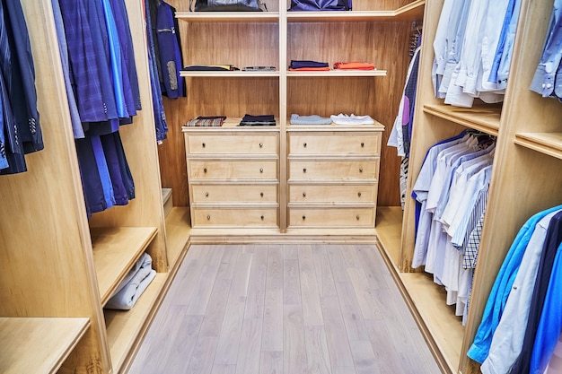 Garde-robe walk-in avec meubles en bois d'érable massif et placage pour le rangement des vêtements avec moulures couronnées