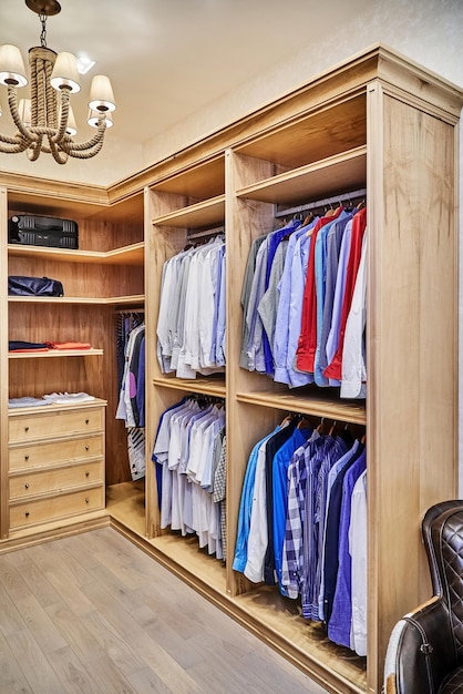 Garde-robe walk-in avec meubles en bois d'érable massif et placage pour le rangement des vêtements avec moulures couronnées